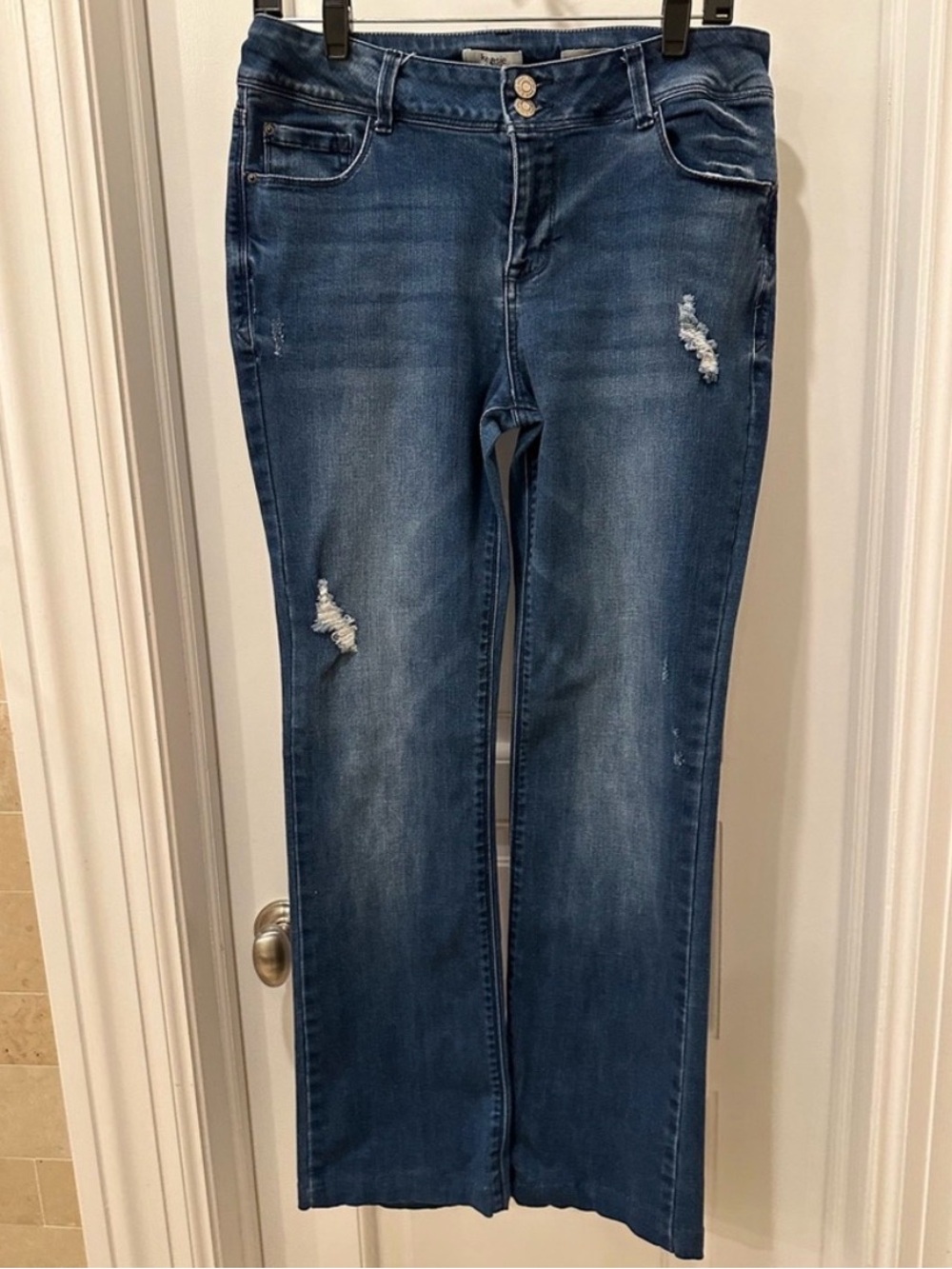 Kensie Mid-rise Curvy Boot Cut Distressed Jean EUC